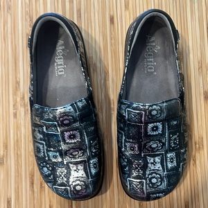 Algeria women’s shoes